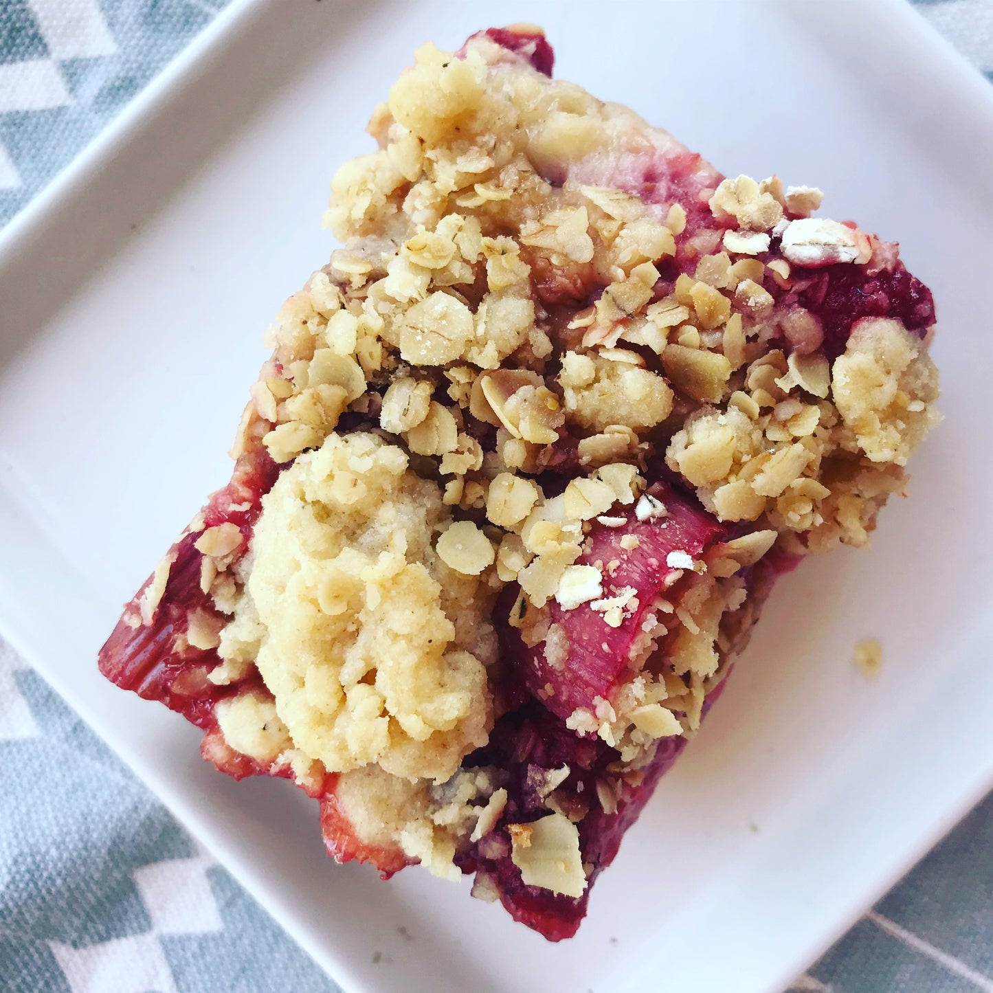 Strawberry Rhubarb Crumble Bar